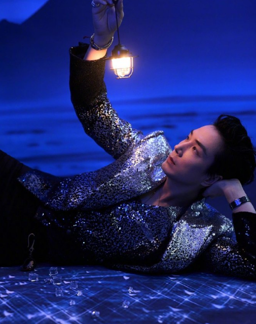 难怪说寸头是帅哥的终极学历证明！李承铉这张脸经得起5毫米推子的学术评审，当发茬在