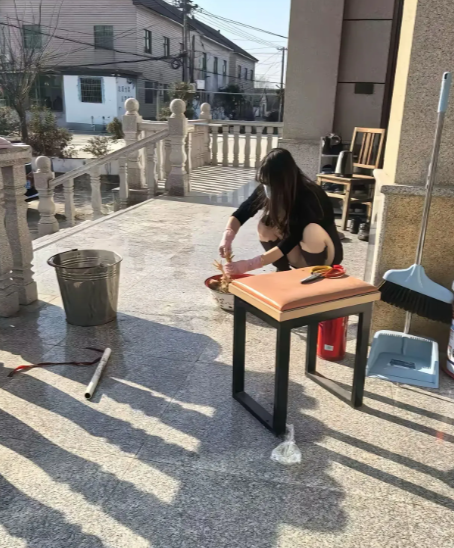 对于一些农村习俗，第一次杀鸡可能是仪式所需。
