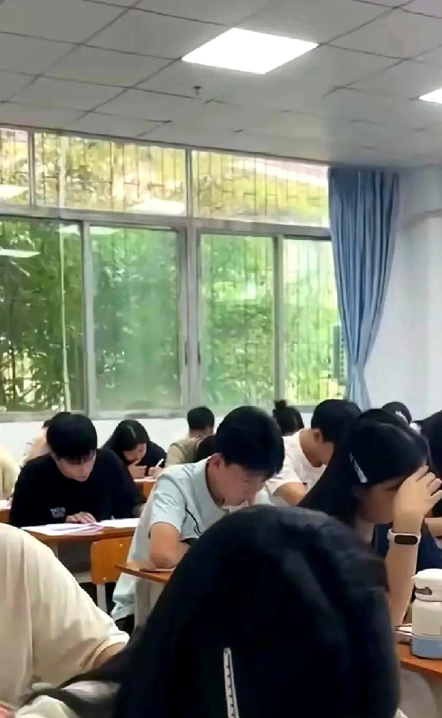 被高考前这母子对话笑喷了！
妈妈问儿子：