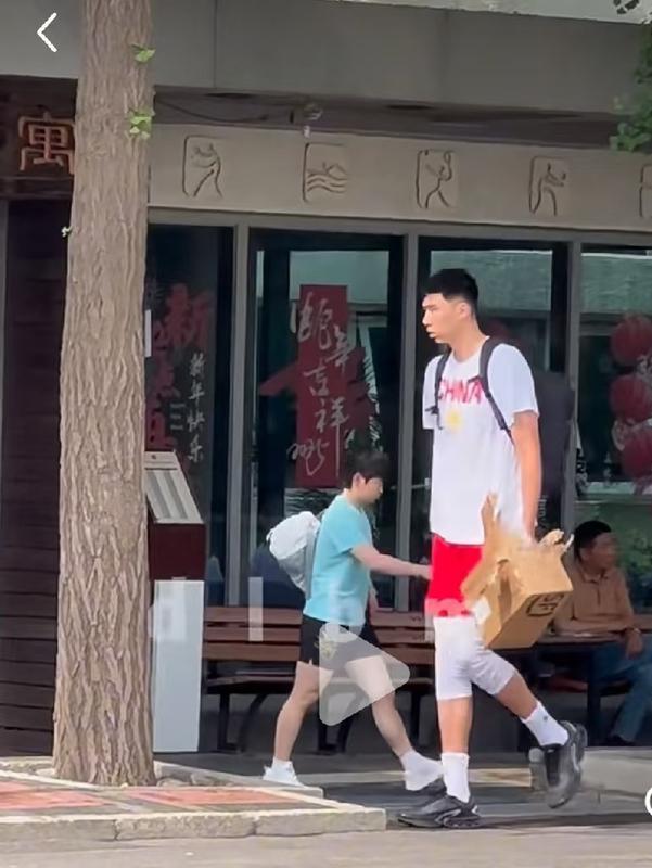 孙颖莎6月19日上训和徐昕同框 —最萌身高差
孙颖莎今天上训，与宏远的徐昕擦肩而