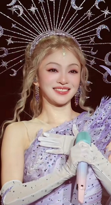 43岁的张韶涵
演唱会状态超级好
小时候看她就是这个样子
现在毕业这么多年了
她