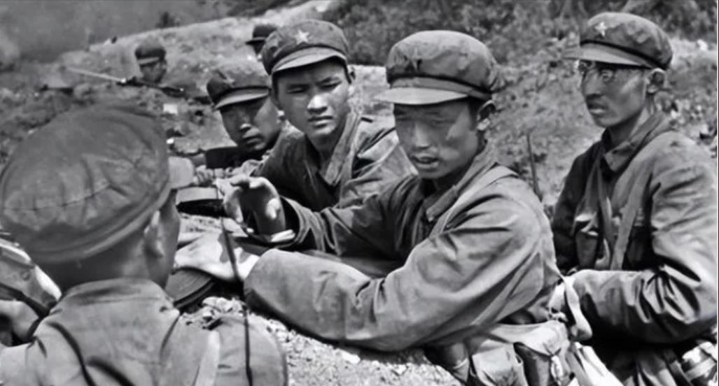 1987年，在青海一条偏僻小巷中，一个老人正吃着乞讨而来的食物，这时走过来两个身