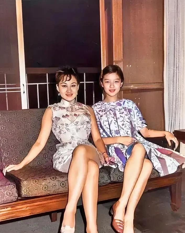 这是十五岁的胡因梦和林玑的留影旧照，拍摄于上世纪六十年代末，真是惊艳了时光。
