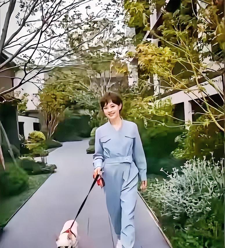 孙俪，165cm，一身休闲装扮在小区遛狗，看着真接地气你们看看是不是呢！