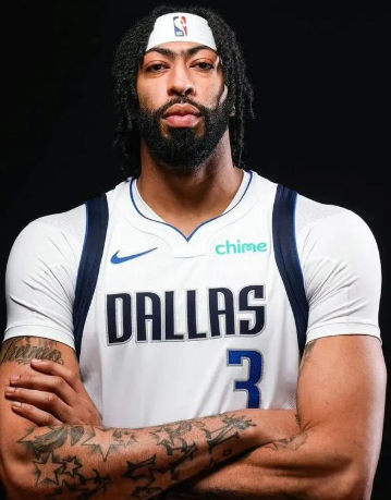 NBA常规赛，独行侠主场迎战雄鹿的比赛正在进行中。
第一节比赛中，独行侠28-2