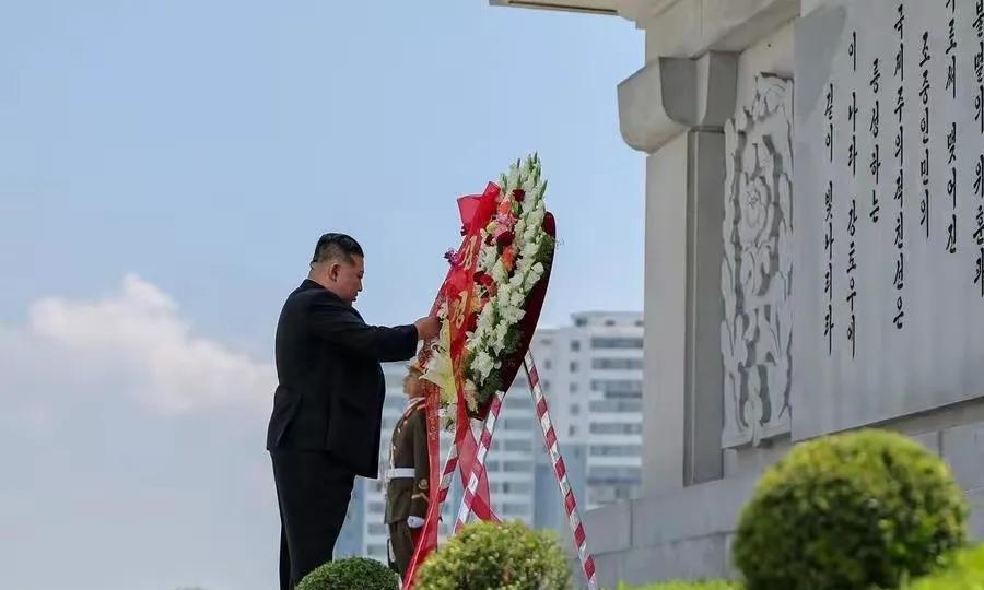 7月26日，朝方的领导人参谒了中朝友谊塔并献花圈，表达对志愿军烈士的哀思。这似乎