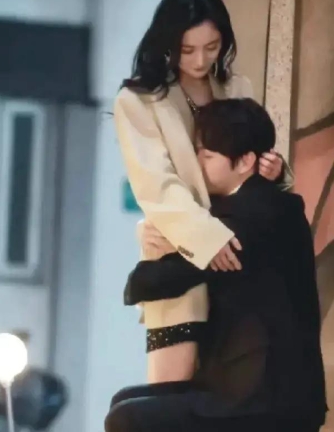 杨幂与某男星的互动视频在网上疯传，画面中男星做了一个“丢脸”的动作，抱住杨幂时头
