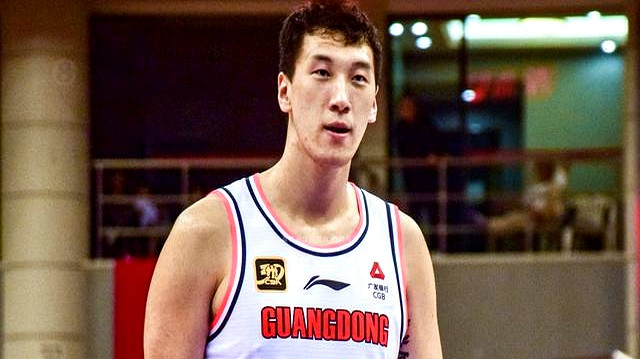 杨侃：广东5场1夺权7违体4技犯 这是他们被逼到墙角的应对之策