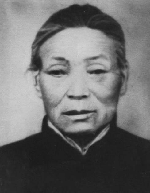 1938年，由于特务告密，鬼子包围了大常村。情急之下，常大娘把肖华司令藏进了枣堆