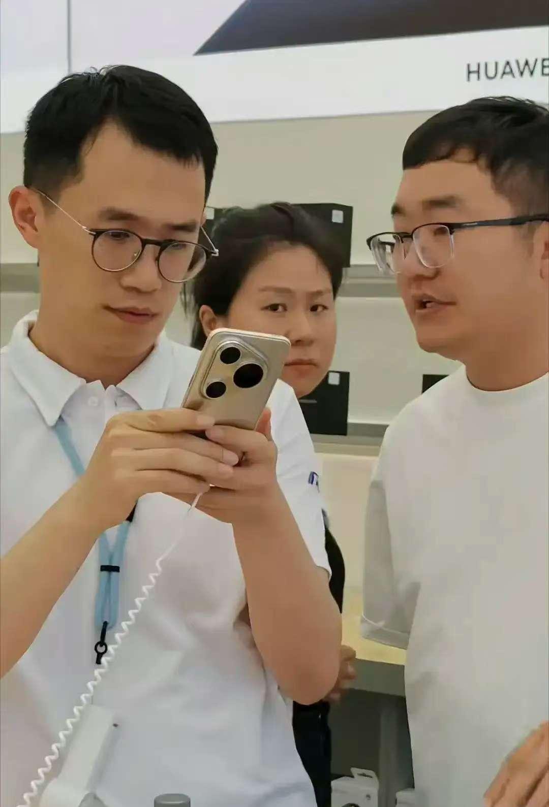 整活了，王腾真会来事，穿着小米工作服，转头跑去华为实体店，上手Pura80真机。
