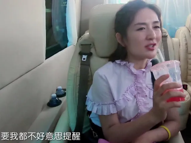 有一次，谢娜在国外旅游时，向包文婧借了3万澳元，后来，谢娜只还了3万人民币，包文