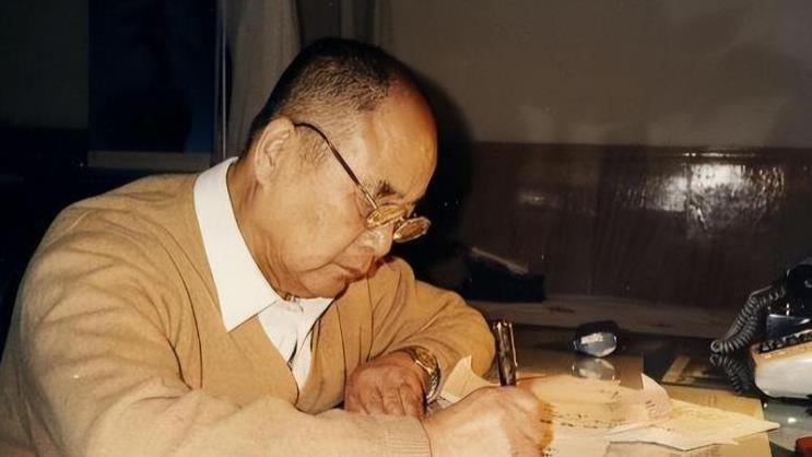 李德生刚上任北京军区司令，就对秘书说：我先到副司令员那报个到