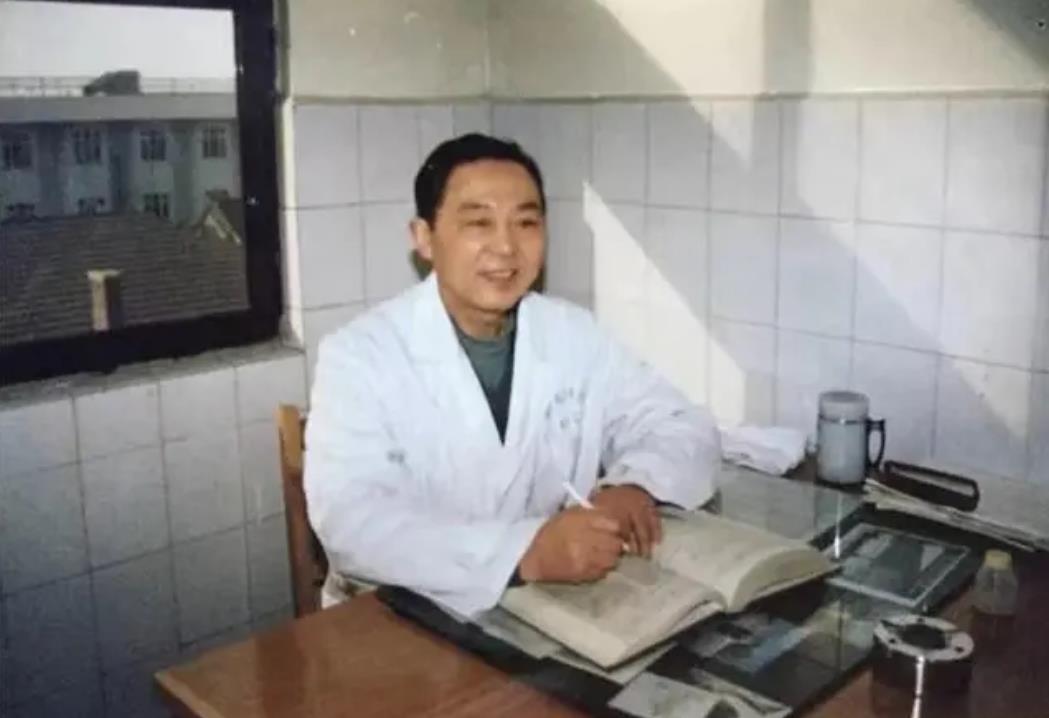1970年，徐州一主任医生背着妻子，偷偷服用了4克毒性极强的曼陀罗花，殊不知正是