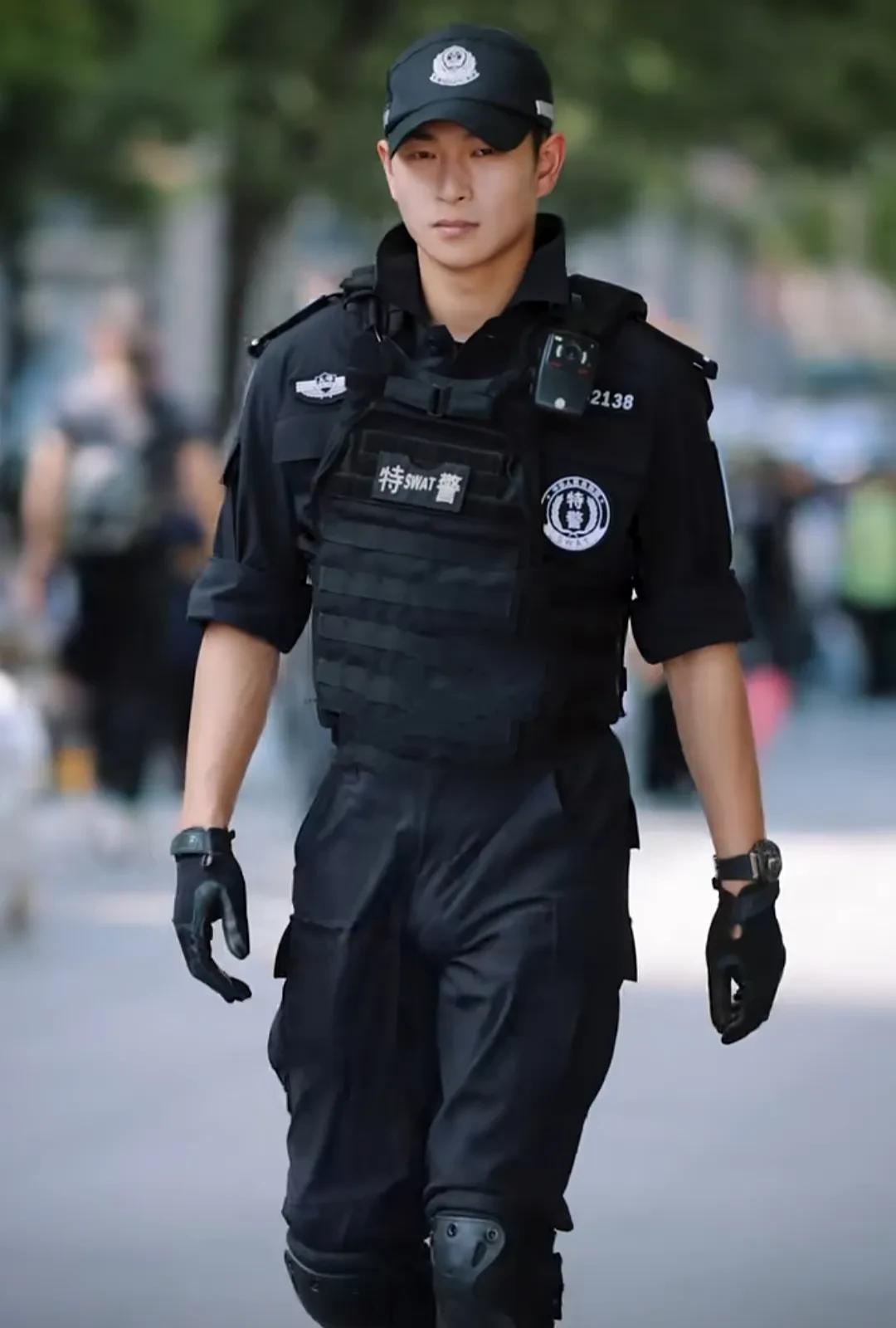 上海外滩的特警蔡警官比自贡交警陈俊更有硬实力！灿烂的笑容更具有亲和力，五官更加硬