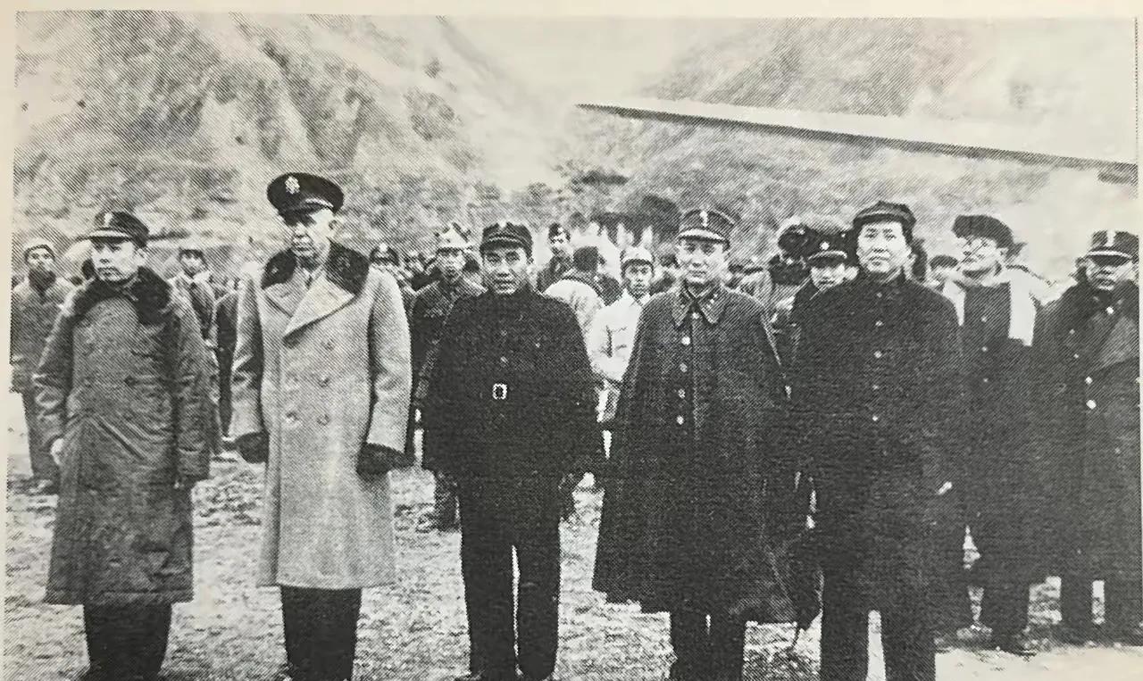1946年3月，军事三人小组到达延安。毛泽东主席和朱德总司令等到机场迎接。[玫瑰