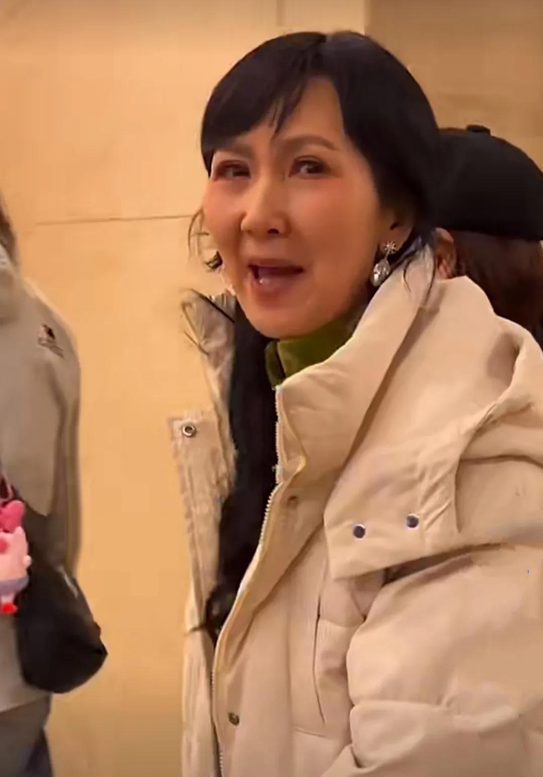 小青陈美琪现身蒙古大草原，陈美琪还是那样漂亮，虽然看上去有些老态，但是状态还是很