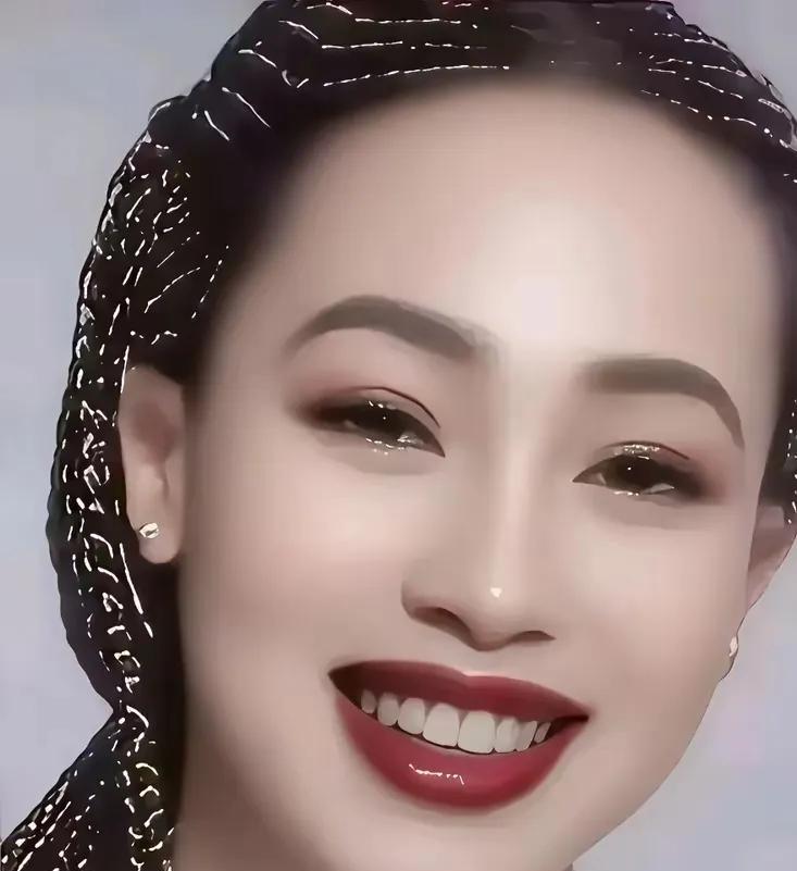 看来我们都理解错了，美不美和肤色真的没有绝对关系。同一个人，明明应该白皮肤更美，