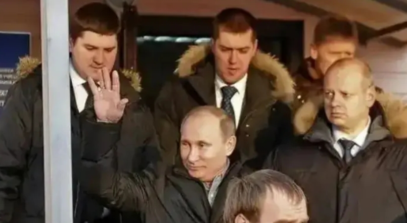 普京总统的安保有多严？
普京身边跟随着一大批穿西装的黑衣人，被称为“普京卫队”。