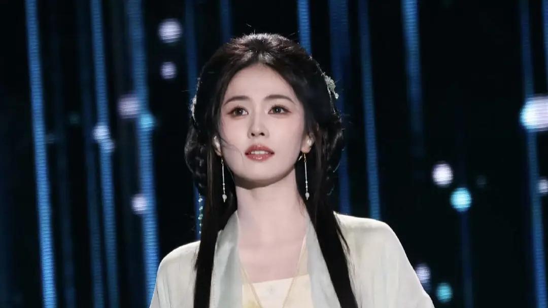 白鹿跨年晚会复刻《临江仙》“李青月”造型，观众情绪瞬间点燃
