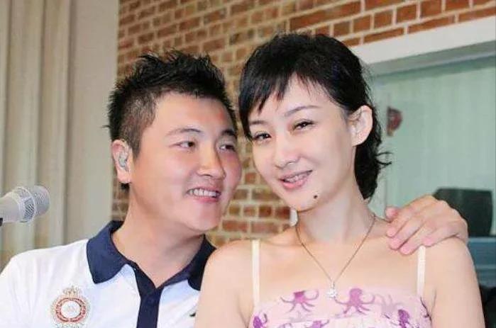 2007年，孙楠对哺乳期的妻子买红妹说“我们离婚吧”。买红妹哭得撕心裂肺说“孩子