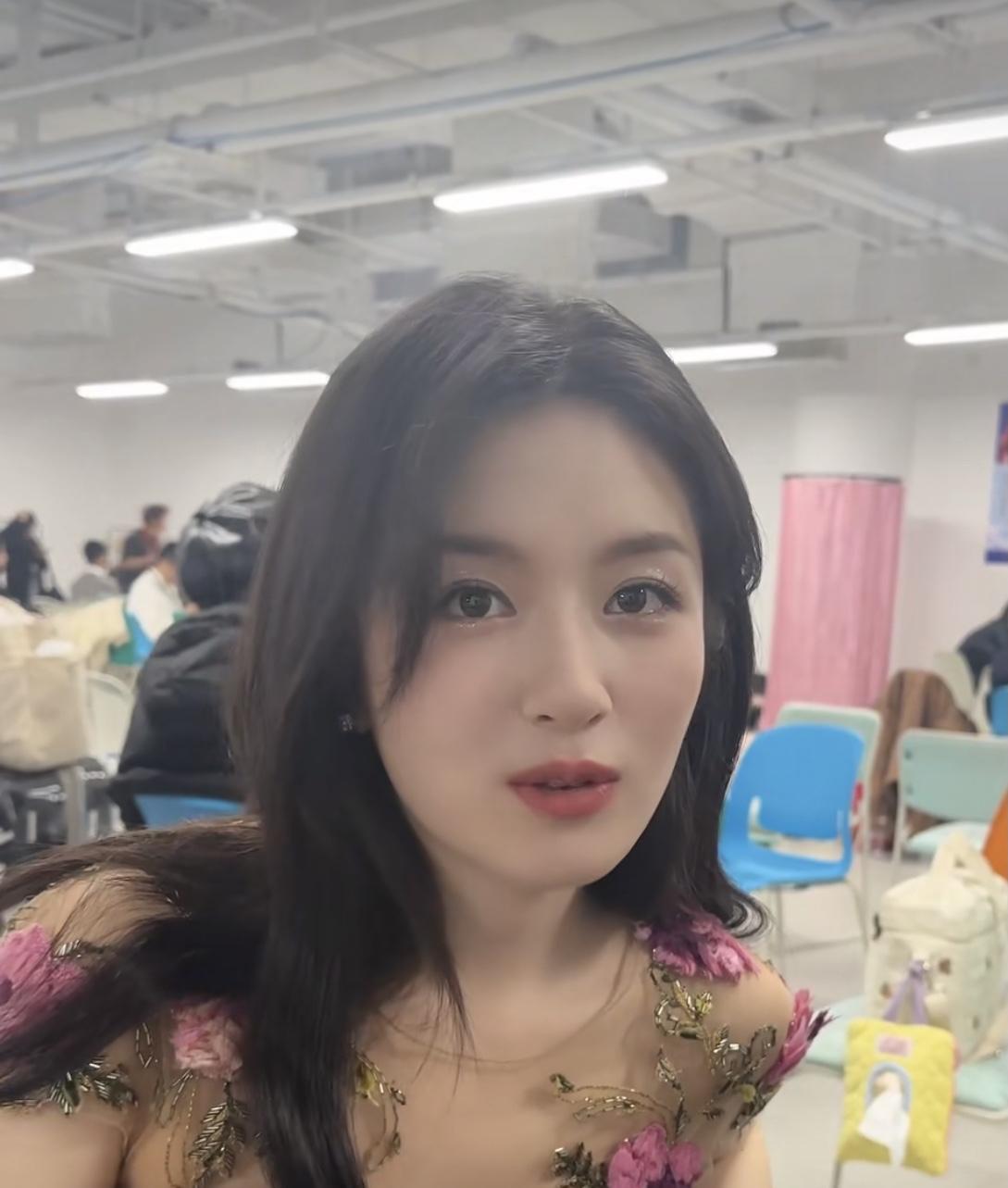 李兰迪喝藿香正气水的表情，哈哈，是你，是我，是我们大家！没错，是我们，我们所有人