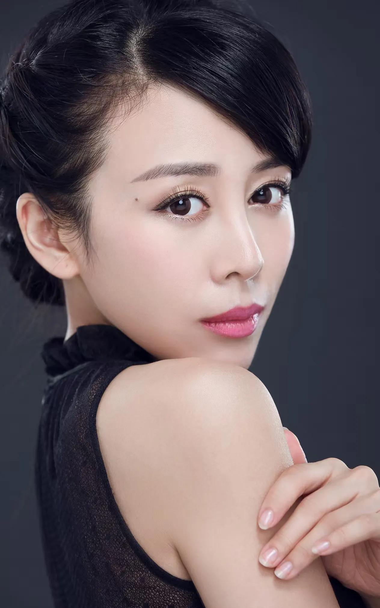 贾媛媛，出生于山东烟台，毕业于日本上智大学，北京大学艺术学院2018级硕士研究生