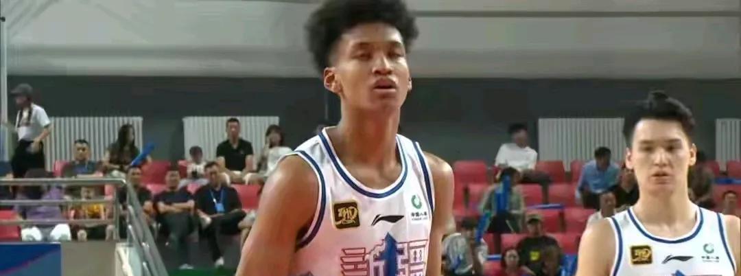 冯傲可以超过八村垒，相信冯傲可以练出投篮和对抗
冯傲正式参与新疆成年组比赛，进入