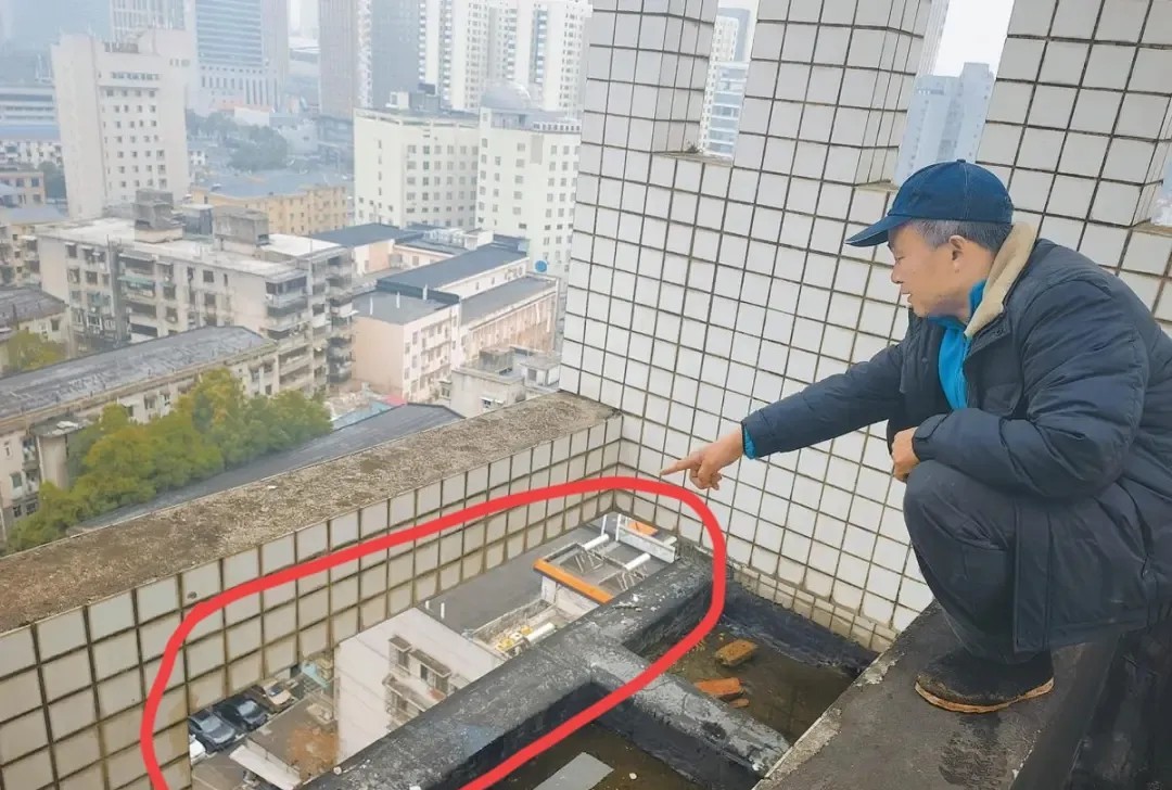 28岁的小罗医生，被认定在这个位置跳的楼！出事后，院方让罗的父母别做尸检，并要求