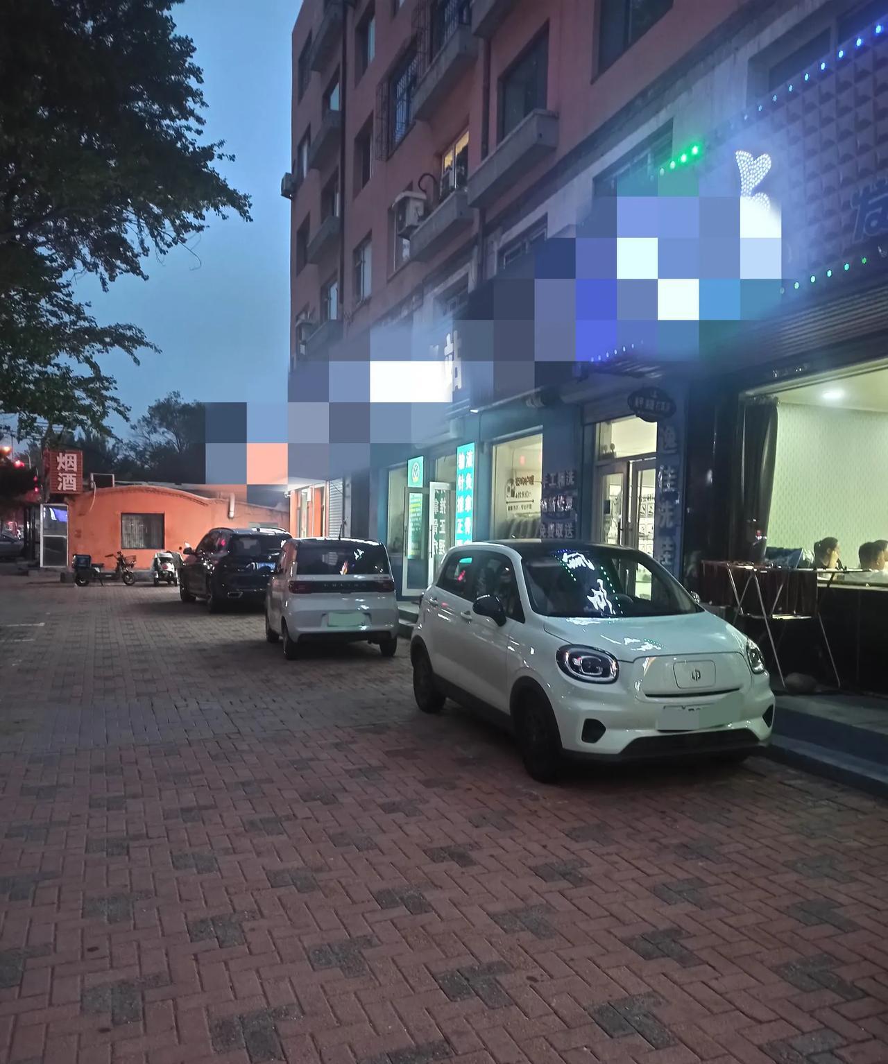 小电车时代真的要来了吗？
来到城北松坡路马家附近，楼下居然停着这么多小车，都是迷