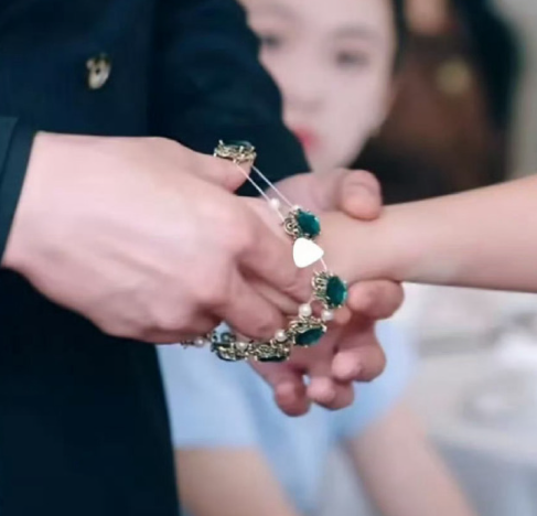 看得出短剧剧组是真的穷了……拍卖的手链这个松紧带了，还有这个戒指，估计得两块钱吧