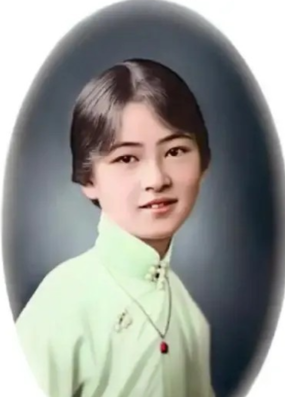 1909年，哈尔滨火车站，日本第一任首相伊藤博文刚刚下车，忽然一个距离他5米远的