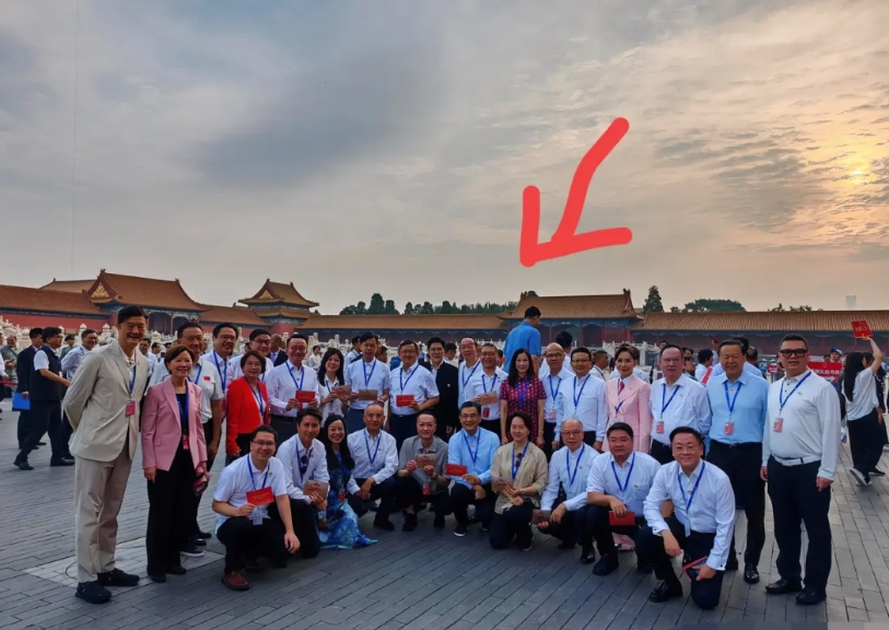 九三阅兵最大的显眼包出现了

不是东风61

而是我们的篮球明星姚明！ 

同样