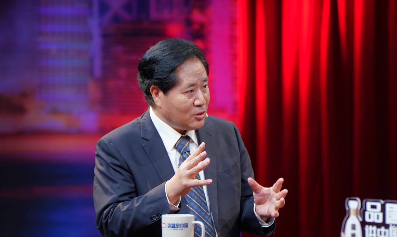 东方新格局，谱写巨龙图。
无惧乱云渡，从容逆贼呼。
通联争去路，跨越问归途。
两