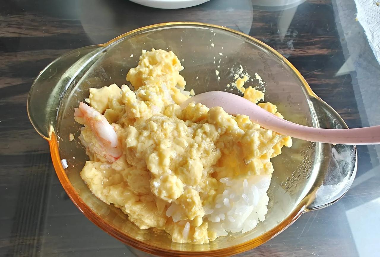 中午炖了一个鸡蛋羹，
习惯性的挖了几调羹盖在饭上拌了吃。
谁说鸡蛋羹拌饭是浙江省
