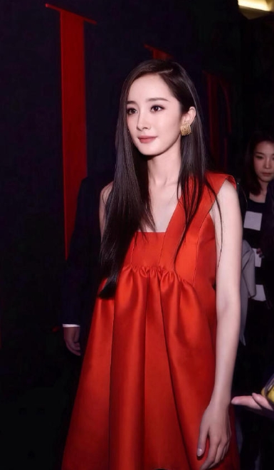 杨幂红裙黑长直！明媚动人杨幂把郑玉婷诠释得很好，演活了郑玉婷。