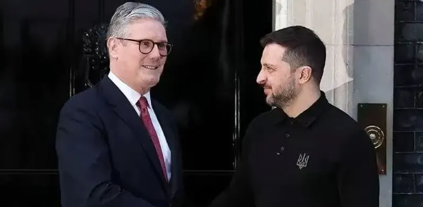 凌晨三点，英国的首相都不睡觉吗？一任比一任激情四射。

英国首相斯塔默凌晨三点发
