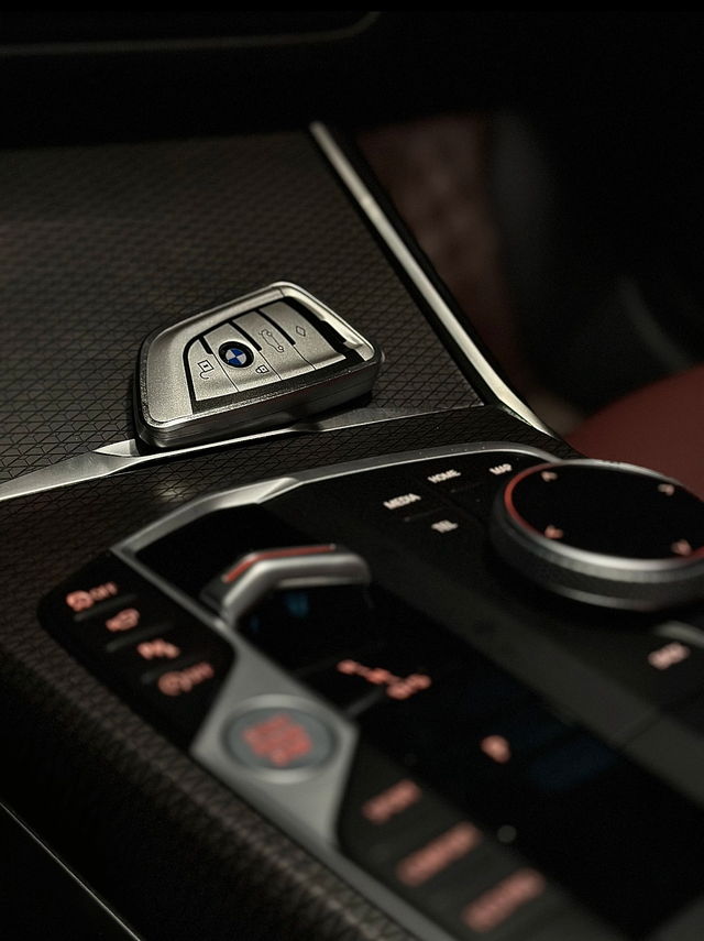 三系真难用
今天来聊聊我的宝马3系，开了一年多，优点大家都知道，操控好、颜值高、