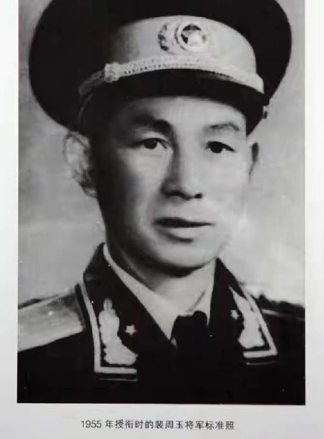裴周玉离家那年，乡下正是晚秋，田边芦苇随风摆动。他拎着行李走到村口，父亲裴士俊站