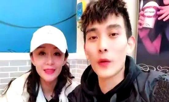 23岁安徽农村小伙，恋上42岁江苏女明星，狂追两年后领证结婚。
婚后女明星坦言欠