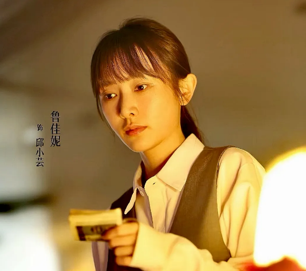 《扫毒风暴》林强峰为抓卢少骅无所不用其极，却对邱小芸百密一疏了。
林强峰为让大丘