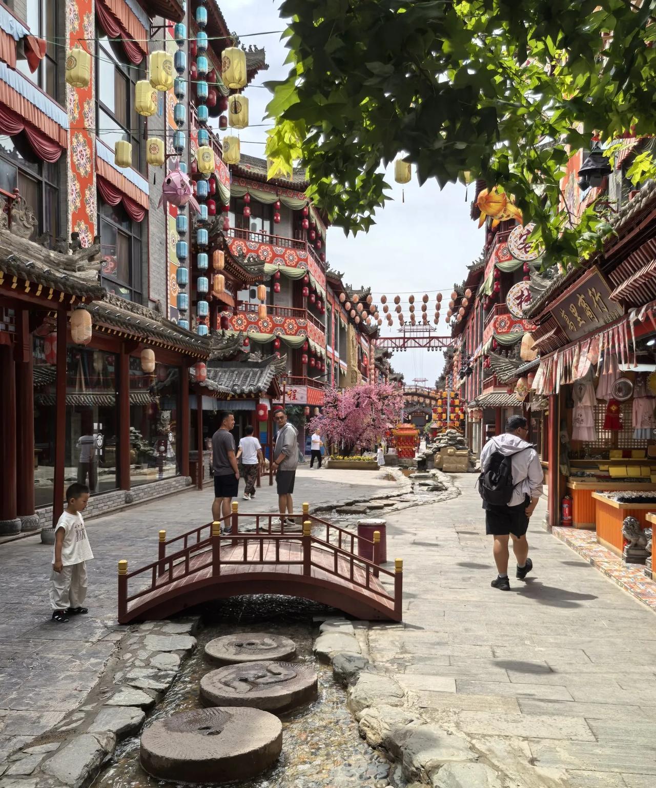 几年没去袁家村，再去觉得变大了，但热闹的地方还是原来的范围
新扩建的地方，人气不