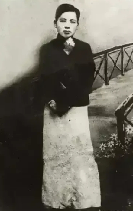 1913年，张恨水的母亲给他选妻子，张恨水虽抗拒，但也只能接受，他要求成亲前去看