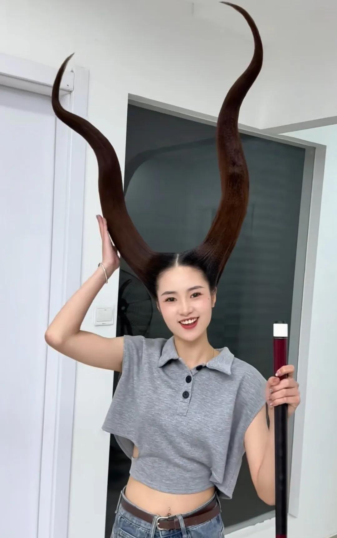 女儿属牛的，今天过28岁生日了，她做了一个牛角辫子，女儿刚刚医学博士毕业，至今还