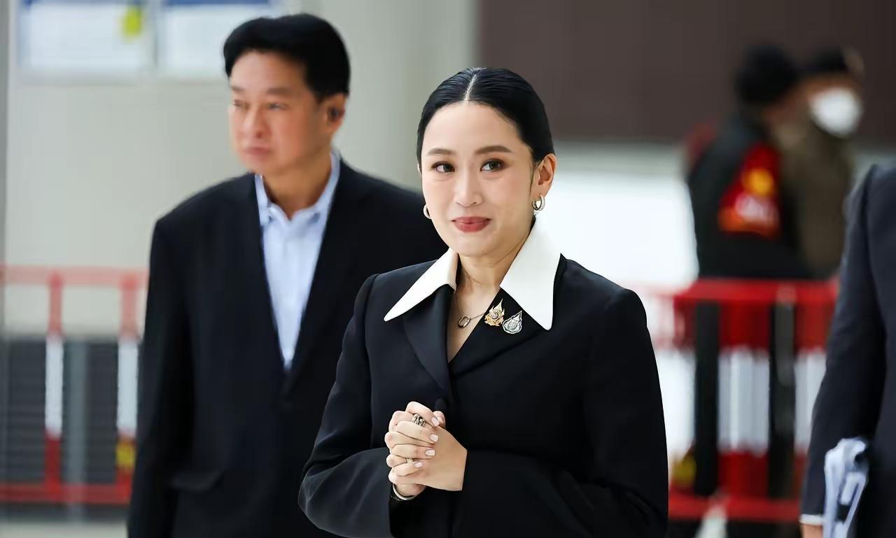 泰国总理阿努延，这是候明显地可以看得出得到军方和王室大力支持，而佩通坦却失去了这