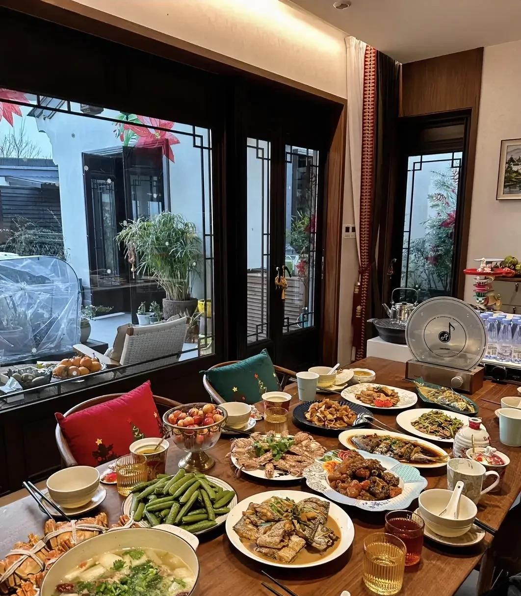 什么是高端家庭？  
你去他们家吃一顿饭就明白了。  
1、妻子炒菜，老公忙里忙