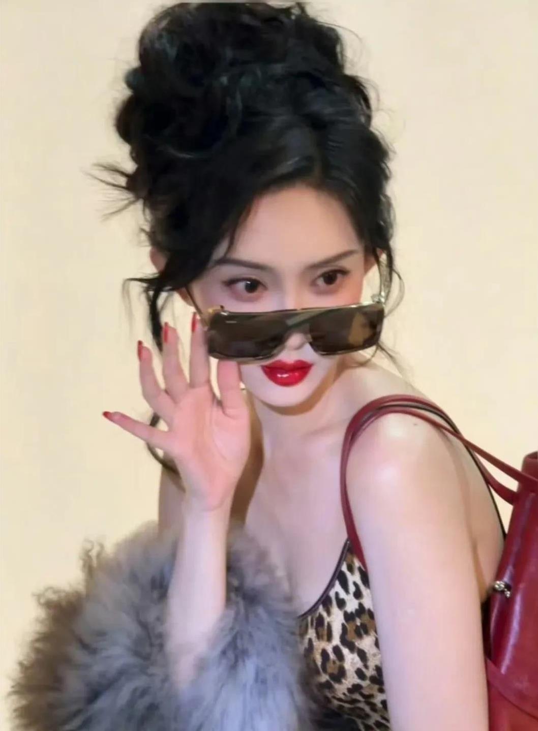 孟子义早期那股子劲儿，完全是白富美自带光环勇闯娱乐圈的既视感啊！自带洒脱又亮眼的