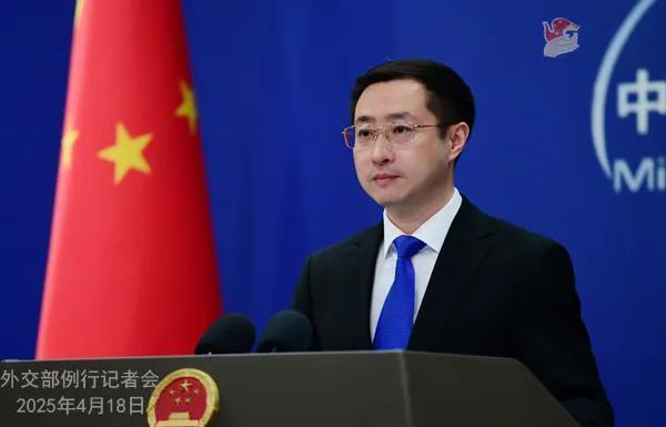 今天（4月18日）的外交部例行记者会上，路透社记者：“乌克兰总统泽连斯基称中国向