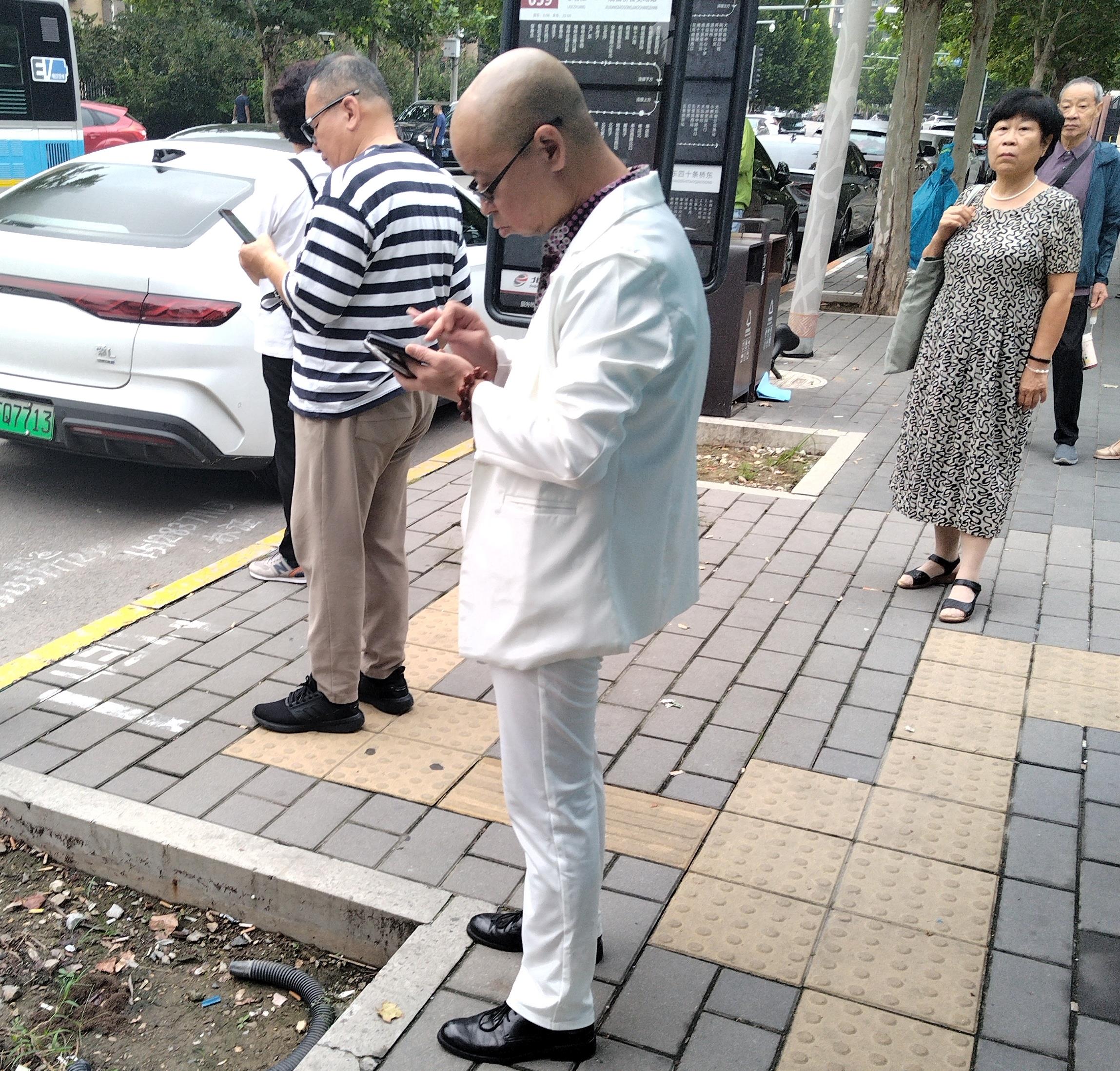 真没想到，这么大的佬，也亲自坐公交车啊？