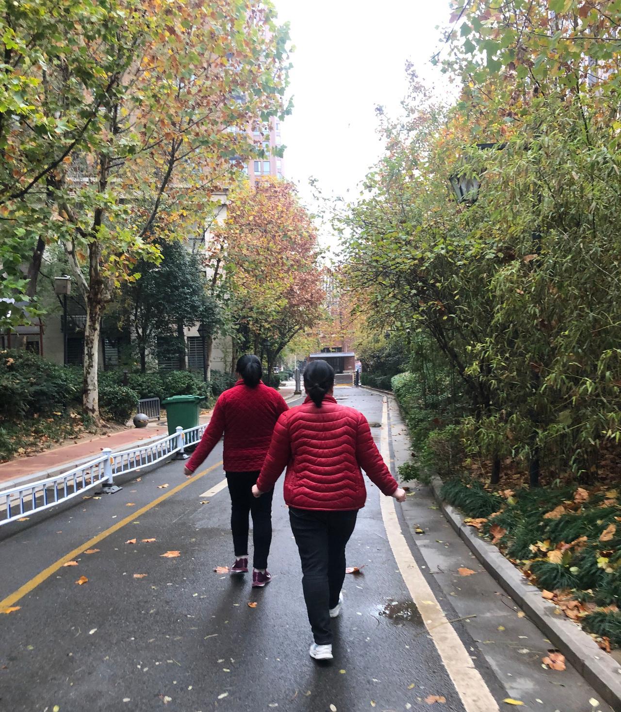 今天总算穿对了，把羽绒服拿出来穿上了。本还想着上班路上会有人笑话我，管他呢，总比