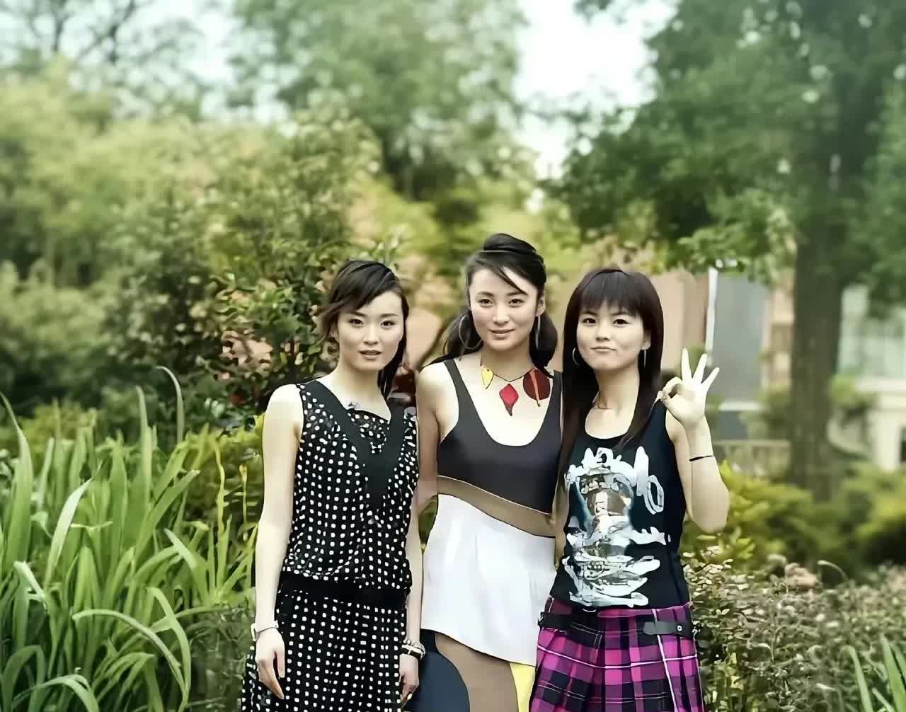 这张照片李湘27岁，
蒋勤勤28岁，
王艳29岁，
三个妙龄少女，
各有